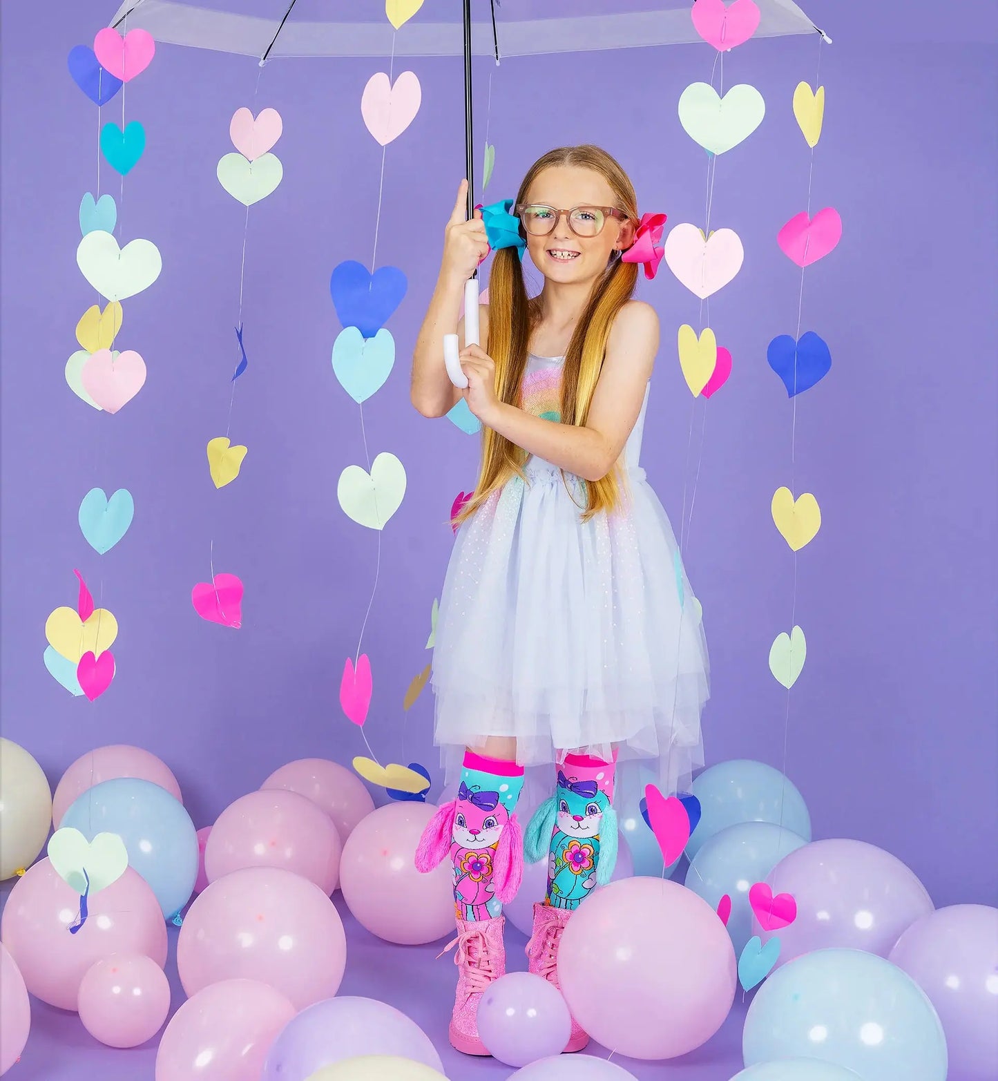 Dėvimos kojinės: vaikas dėvi HUNNY BUNNY kojines – zuikučio motyvas išryškėja ant blauzdų.